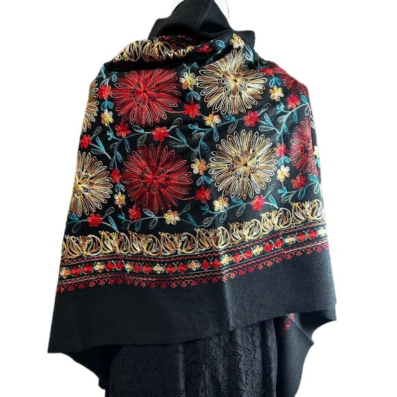 Baby Alpaca Shawl / Wrap in Black with Multicolor Embroidery – Made in Peru  New - Picture 3 of 14
